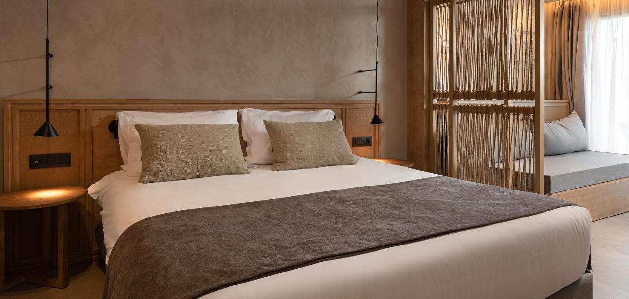 Helea Lifestyle Beach Resort Kallithéa Exterior foto A bed with a throw